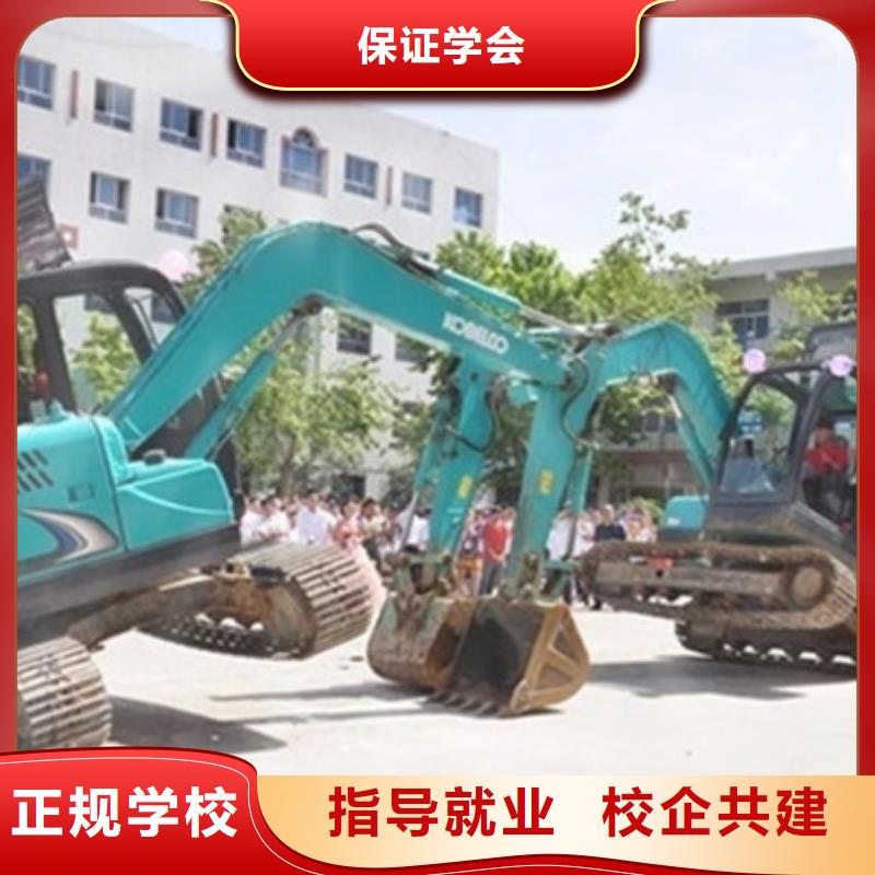 附近[虎振]学挖掘机挖土机去哪报名|军事化管理封闭式校园